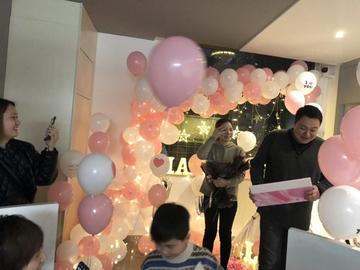 粉色生日气球布置图片